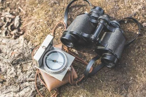 The old type of compass and binoculars in nature Foto stock