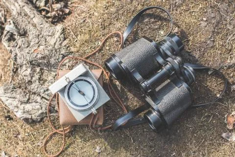 The old type of compass and binoculars in nature Foto stock