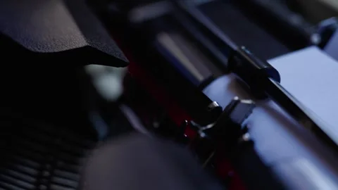 An old typewriter typing in Spanish the words “In Spanish, please” Vídeo Stock 282926216