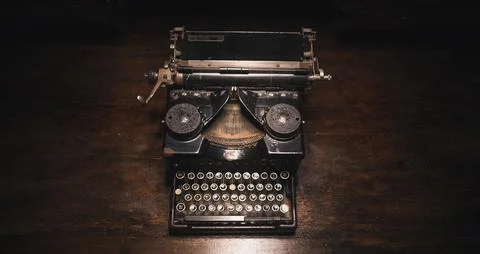 Old typewriter on a wooden table Stock-Fotos