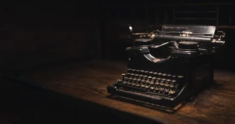 Old typewriter on a wooden table Stock-Fotos