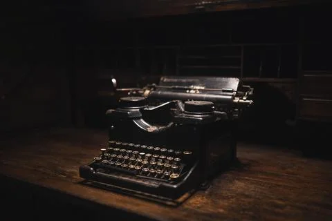 Old typewriter on a wooden table Stock-Fotos