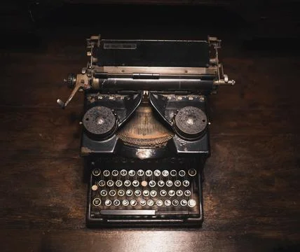 Old typewriter on a wooden table Stock-Fotos