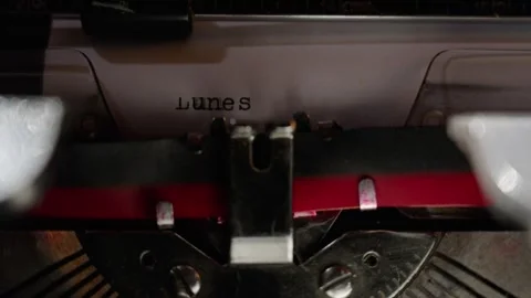 An old typewriter writing the words for the days of the week in Spanish (a) Vídeo Stock 285280771