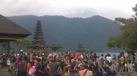Old Ulun Danu Temple in Beratan Lake, Bali Video stock 35400115