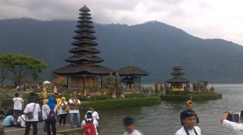Old Ulun Danu Temple in Beratan Lake, Bali Video stock 35400411