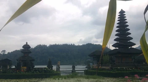 Old Ulun Danu Temple in Beratan Lake, Bali Video stock 35401291