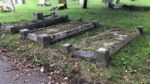 Old Untended Graves with Depth of field Vídeos de archivo 111068587