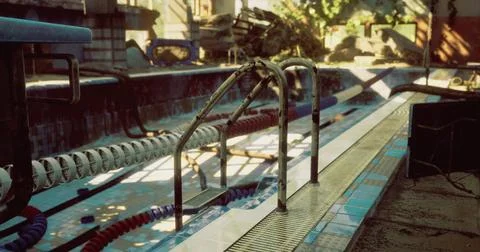 Old unused pool in a sunlit backyard showing signs of neglect and disrepair Stock Illustration