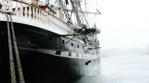 Old vaissel and rain Video stock 971171