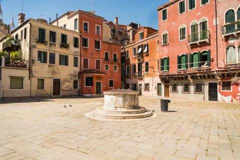 Old Venice square with a well Foto stock