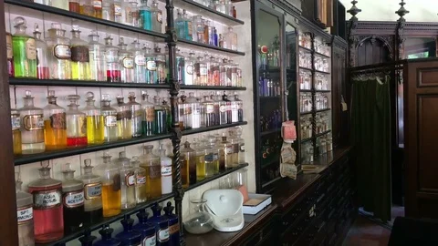 Old Victorian chemist shop with authentic recipes and chemicals Vídeos de archivo 76294359