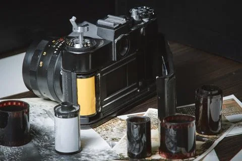 Old vintage camera with open back cover close up view, rolls of film, old photos Foto stock