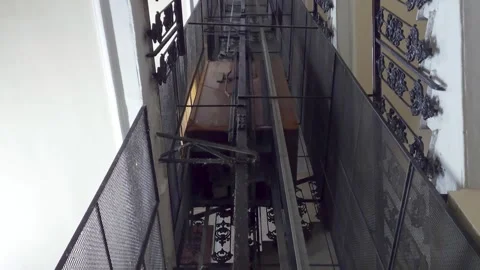 Old vintage elevator descending and going down through the building levels Vidéo 277257342