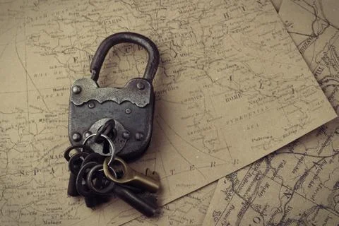 Old vintage padlock on rustic background Foto stock