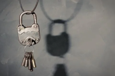 Old vintage padlock on rustic background Foto stock