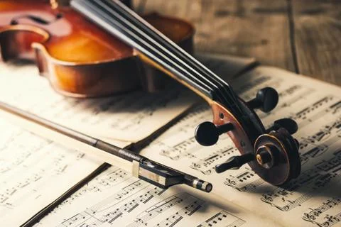 Old Violin with bow on notes Foto stock