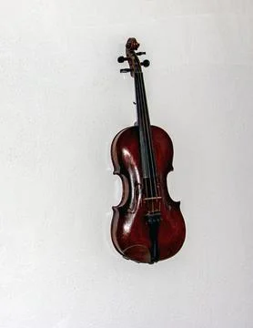 Old Violin on Light Wall with Large Copy Space Foto stock