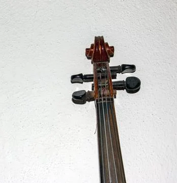 Old Violin Neck Scroll and Pegs with Aged Wood Texture Foto stock