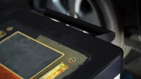 Old vs new transmission fluid in automatic transmission fluid flushing machi 스톡 동영상 282346012