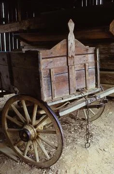 Old wagon in barn Stock-Fotos