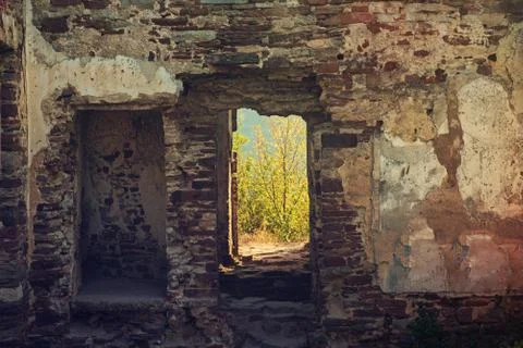Old wall with breach Stock-Fotos