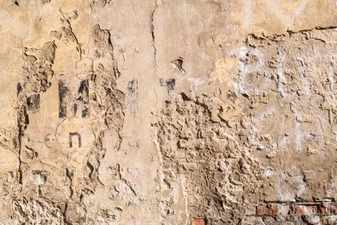 Old wall with breaking plaster and vintage letters for backgrounds Foto stock