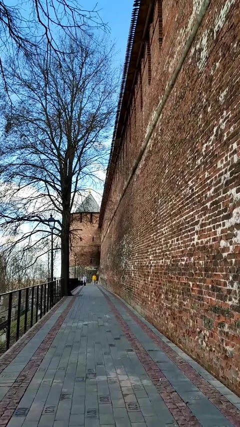 Old wall of bricks along the way of Nizhniy Novgorod Kremlin 스톡 동영상 262536548
