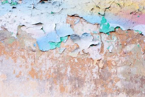 Old wall of building with old colored peeling plaster Foto stock