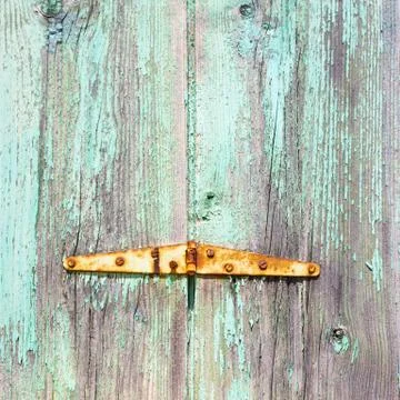 In the old wall a hinged window green wood and rusty metal Foto stock