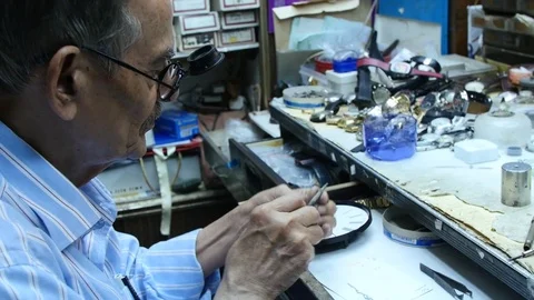 Old Watchmaker working in his shop. Lateral shot 库存影片 81528930