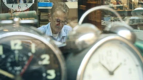 Old Watchmaker working in his shop Vídeo Stock 81528933