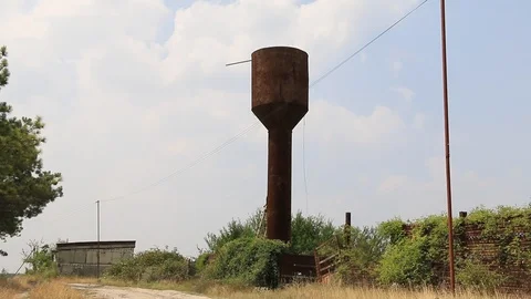 Old water pumping tower Vídeo Stock 87878324