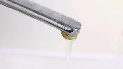 Old water tap is open, stream of water flows into bath. Leaking chrome faucet. 스톡 동영상 188047186