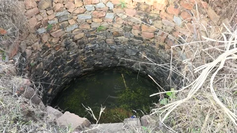 Old water well. Stockbeeldmateriaal 267001412