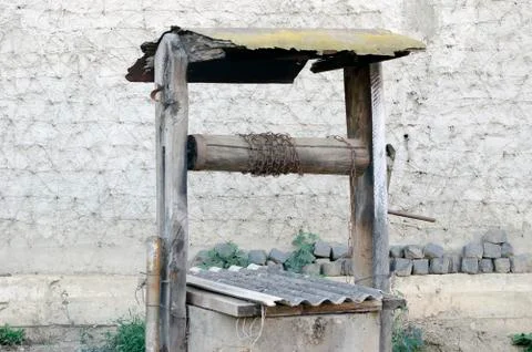 Old well on the background of the wall. Foto stock