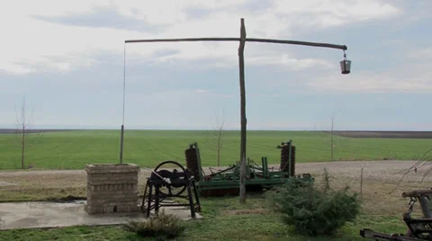 Old well for extracting water from the soil Vidéo 35762078