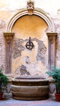 Old well with pulley Foto stock