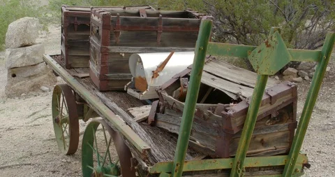 Old west wagon abandoned in the desert Stock Footage 101129536