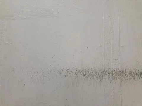 Old white cement wall with surface scratches that look like waves Foto stock