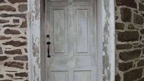 Old white colonial door with brick wall straight on Vídeos de archivo 104465637
