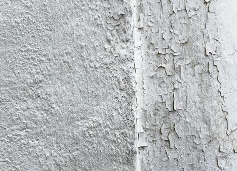 Old White Painted Surface with Rough Stucco Texture and Peeling Paint 库存照片