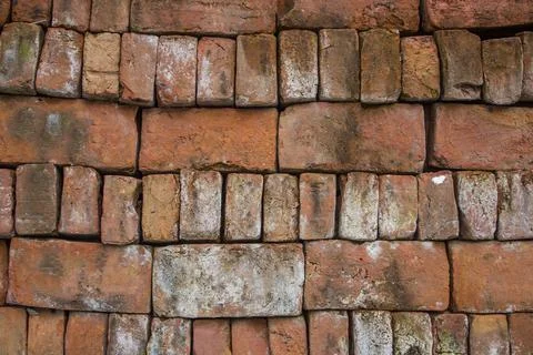 Old white red bricks with damage lie on each other. rough surface texture Foto stock