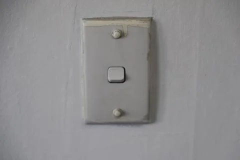 Old White Wall Light Switch Plate Closeup Foto stock