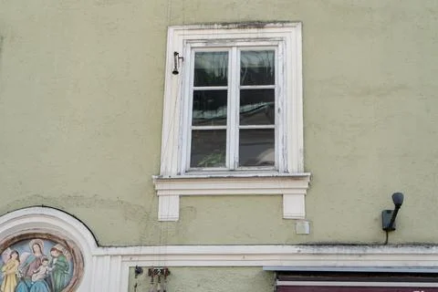 Old White Window on the Light Green Wall of a House with a Small Bell and Fresco Foto stock