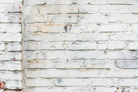 Old whitewashed brick wall, cracked and dirty. White color design background Fotos Stock