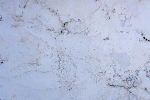 Old Whitewashed Wall with Cracks and Weathering Foto stock