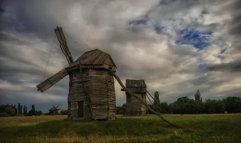 Old windmill on the background of a cloudy sky. Foto stock