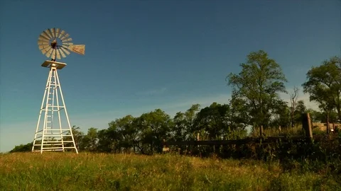 Old windmill in field blowing gently Vídeo Stock 102148831