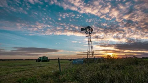 Old windmill timelapse during a sunset in the midwest. Vidéo 148708337
